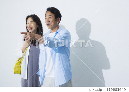 旅行に行くミドル夫婦　 119683649