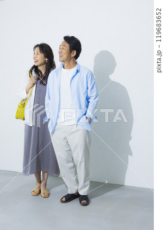 旅行に行くミドル夫婦　 119683652