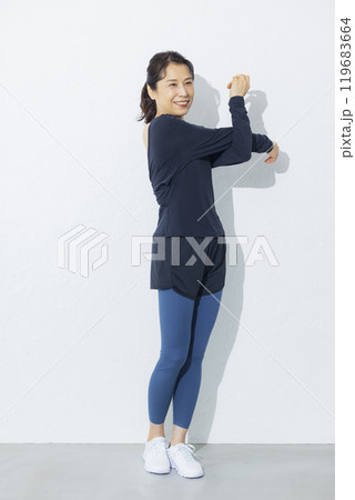 ストレッチをする50代女性 ストレッチをする50代女性 119683664