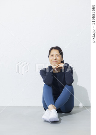 ストレッチをする50代女性 ストレッチをする50代女性 119683669