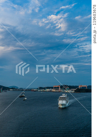 長崎港客船入港（SevenSeas Explorer）女神大橋から【長崎市】 119683678