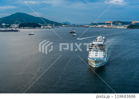 長崎港客船入港（SevenSeas Explorer）女神大橋から【長崎市】 119683686