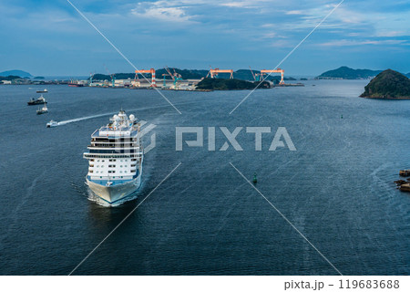 長崎港客船入港(SevenSeas Explorer)女神大橋から【長崎市】 長崎港客船入港(SevenSeas Explorer)女神大橋から【長崎市】 119683688