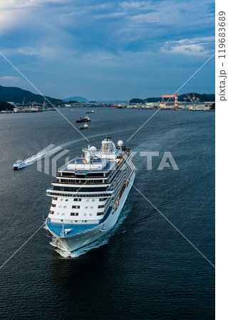 長崎港客船入港（SevenSeas Explorer）女神大橋から【長崎市】 119683689