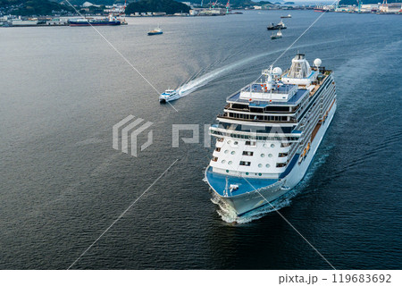 長崎港客船入港（SevenSeas Explorer）女神大橋から【長崎市】 119683692
