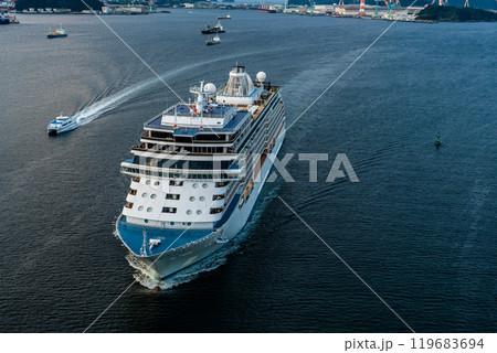 長崎港客船入港（SevenSeas Explorer）女神大橋から【長崎市】 119683694