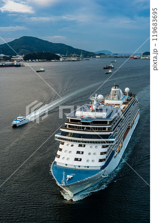 長崎港客船入港(SevenSeas Explorer)女神大橋から【長崎市】 長崎港客船入港(SevenSeas Explorer)女神大橋から【長崎市】 119683695