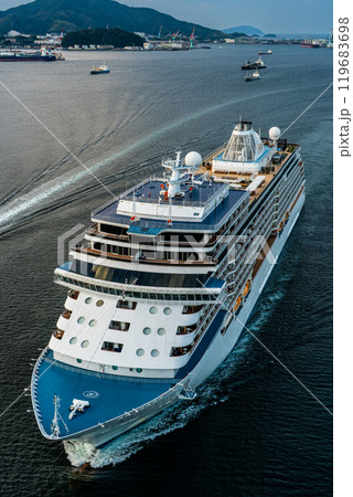 長崎港客船入港（SevenSeas Explorer）女神大橋から【長崎市】 119683698