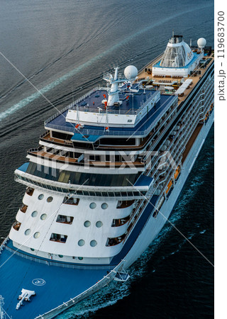 長崎港客船入港（SevenSeas Explorer）女神大橋から【長崎市】 119683700
