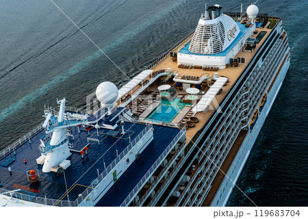 長崎港客船入港（SevenSeas Explorer）女神大橋から【長崎市】 119683704
