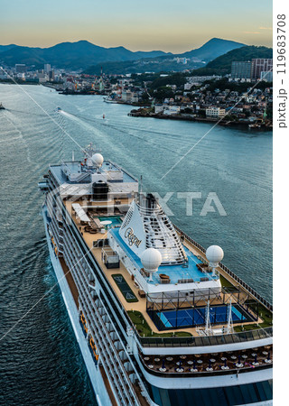 長崎港客船入港（SevenSeas Explorer）女神大橋から【長崎市】 119683708