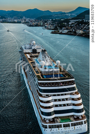 長崎港客船入港（SevenSeas Explorer）女神大橋から【長崎市】 119683709