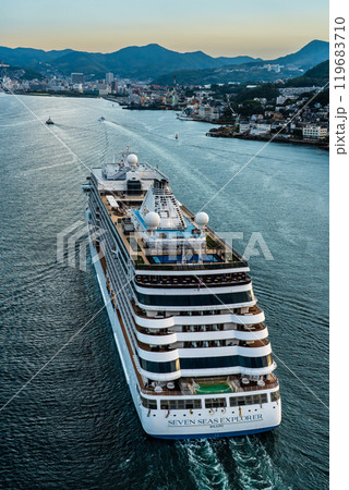 長崎港客船入港(SevenSeas Explorer)女神大橋から【長崎市】 長崎港客船入港(SevenSeas Explorer)女神大橋から【長崎市】 119683710