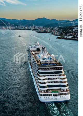 長崎港客船入港（SevenSeas Explorer）女神大橋から【長崎市】 119683711