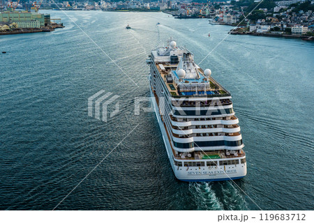 長崎港客船入港（SevenSeas Explorer）女神大橋から【長崎市】 119683712