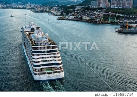 長崎港客船入港（SevenSeas Explorer）女神大橋から【長崎市】 119683714