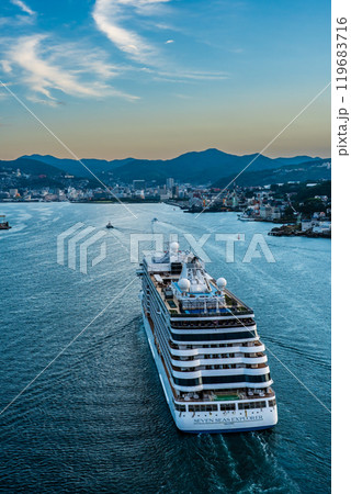 長崎港客船入港（SevenSeas Explorer）女神大橋から【長崎市】 119683716