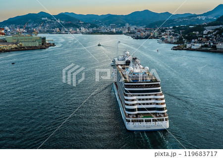 長崎港客船入港(SevenSeas Explorer)女神大橋から【長崎市】 長崎港客船入港(SevenSeas Explorer)女神大橋から【長崎市】 119683717