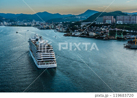 長崎港客船入港(SevenSeas Explorer)女神大橋から【長崎市】 長崎港客船入港(SevenSeas Explorer)女神大橋から【長崎市】 119683720