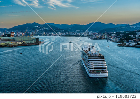 長崎港客船入港（SevenSeas Explorer）女神大橋から【長崎市】 119683722