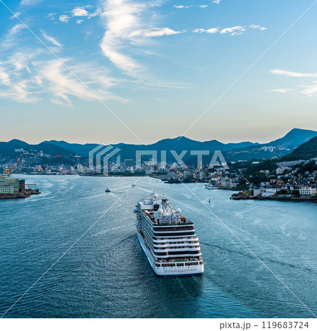 長崎港客船入港（SevenSeas Explorer）女神大橋から　スクエア【長崎市】 119683724