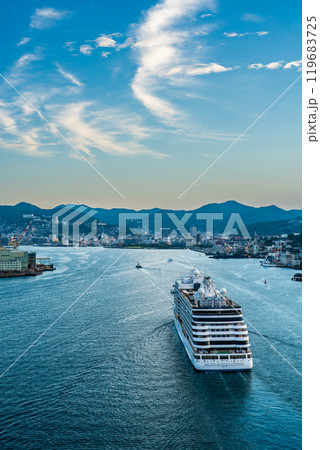 長崎港客船入港（SevenSeas Explorer）女神大橋から【長崎市】 119683725