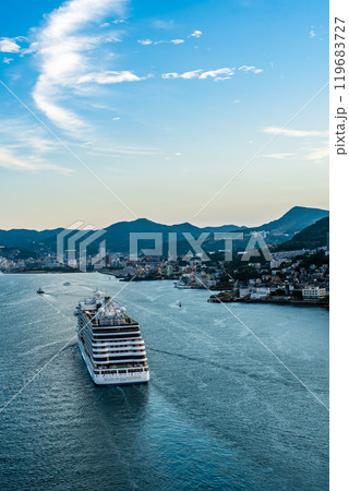 長崎港客船入港（SevenSeas Explorer）女神大橋から【長崎市】 119683727