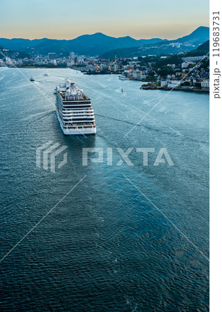 長崎港客船入港（SevenSeas Explorer）女神大橋から【長崎市】 119683731