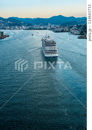 長崎港客船入港(SevenSeas Explorer)女神大橋から【長崎市】 長崎港客船入港(SevenSeas Explorer)女神大橋から【長崎市】 119683733