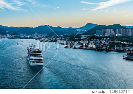 長崎港客船入港(SevenSeas Explorer)女神大橋から【長崎市】 長崎港客船入港(SevenSeas Explorer)女神大橋から【長崎市】 119683734