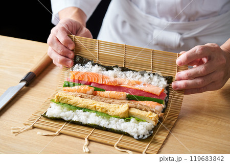 恵方巻を作る板前 119683842