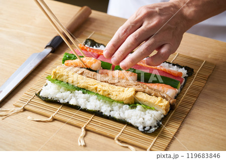 恵方巻を作る板前 119683846