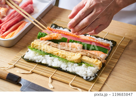 恵方巻を作る板前 119683847