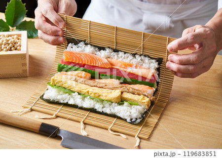 恵方巻を作る板前 119683851