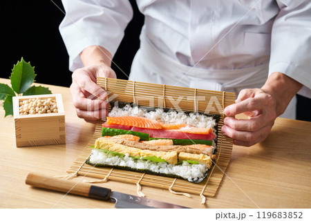 恵方巻を作る板前 119683852