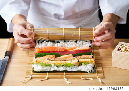 恵方巻を作る板前 119683854