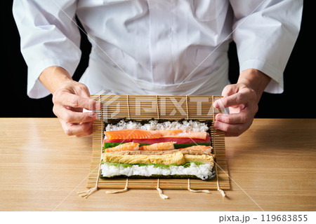 恵方巻を作る板前 恵方巻を作る板前 119683855
