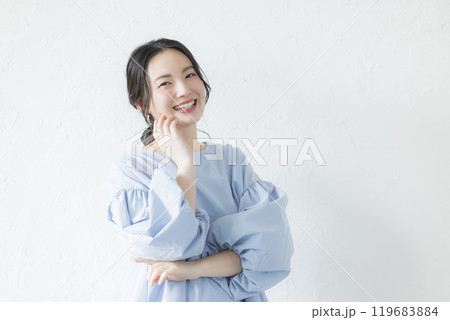 若い女性のポートレート 119683884