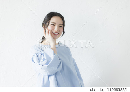 若い女性のポートレート 119683885