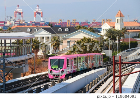 大阪南港の咲洲を走行するニュートラム、背景に夢洲のコンテナターミナル 119684093