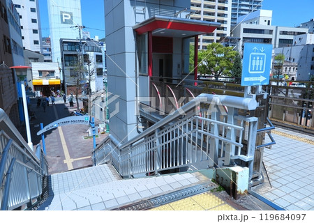 大型の歩道橋に併設されたエレベーター(歩道橋上部) 大型の歩道橋に併設されたエレベーター(歩道橋上部) 119684097