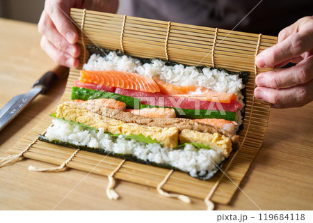 恵方巻を作る男性 119684118