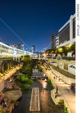 ソウル 夜の東大門と清渓川 ソウル 夜の東大門と清渓川 119684666
