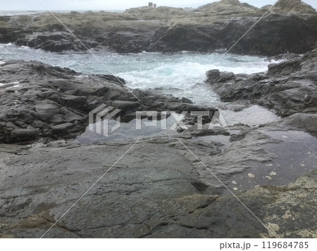 鎌倉＆江ノ島探索 2023年版　江ノ島岩場に打ち寄せる波 119684785