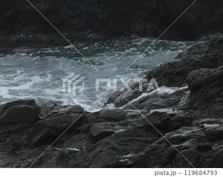 鎌倉＆江ノ島探索 2023年版　岩に打ち付ける波 119684793