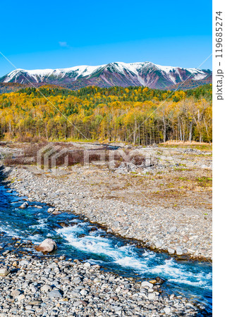 北海道 黄葉の石狩川と冠雪の大雪山 北海道 黄葉の石狩川と冠雪の大雪山 119685274