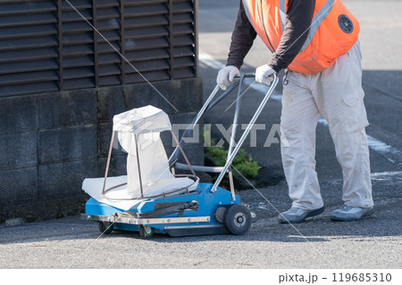 道路工事　クリーンスイーパー　白線引き 119685310