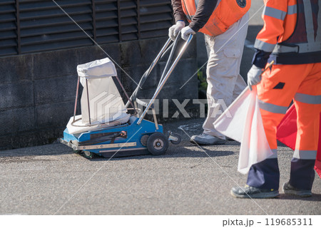 道路工事　クリーンスイーパー　白線引き 119685311