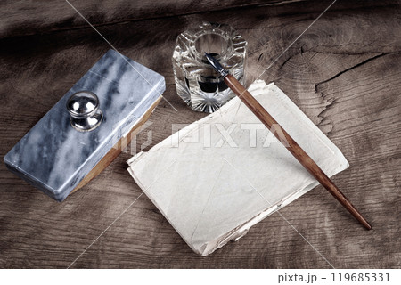 Vintage fountain pen and inkwell with old letters on a wooden table 119685331
