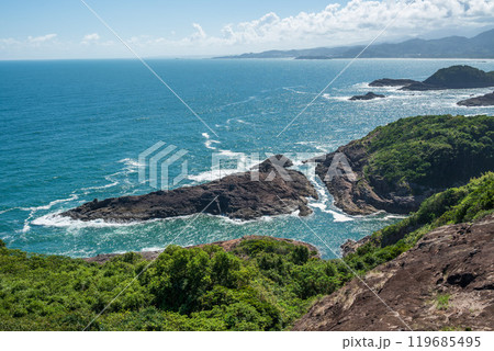 陽光を浴びた絶景日向岬のクルスの海 青い空と青い海 陽光を浴びた絶景日向岬のクルスの海 青い空と青い海 119685495